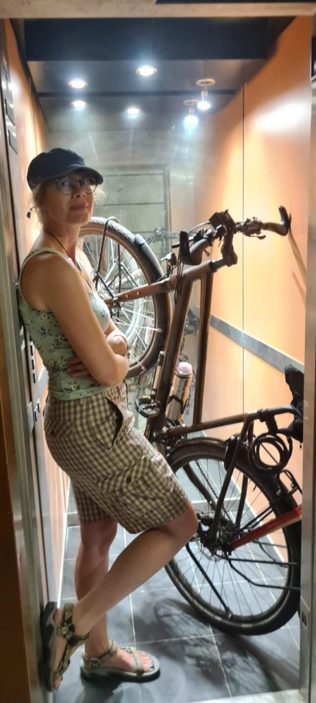 Laura met haar fiets in de lift in Huelva, Spanje
